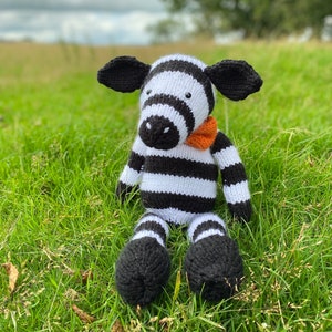 Modello di maglia per peluche zebra