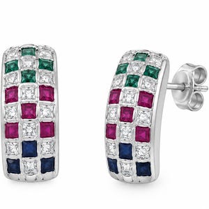 Puede incluir: Un par de pendientes de aro plateados con un diseño rectangular curvado. La superficie está engastada con una cuadrícula de piedras preciosas de corte cuadrado en colores alternos de verde esmeralda, rojo rubí, azul zafiro y circonitas blancas.