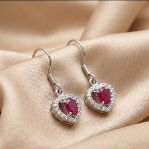 オーバルルビーハートダングルピアス、925スターリングシルバー、ジルコンハロー、ミニマルなレッドジェムストーンジュエリー