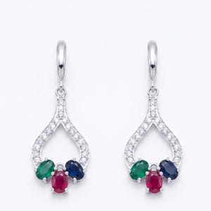 Pendientes colgantes de plata de ley con forma de lágrima, rubí, esmeralda, zafiro y circonita blanca.