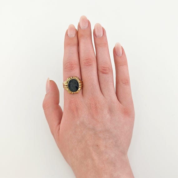 Klassischer Statement-Ring aus Gold mit Onyx-Kamee - image 2