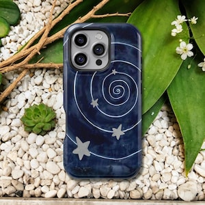 Può includere: Custodia per telefono blu scuro con un design a spirale e stelle bianche. La custodia ha una finitura lucida e un ritaglio per la fotocamera. Il design presenta un motivo a spirale con diverse stelle.