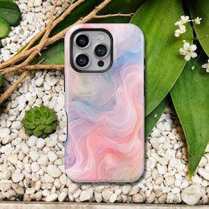 Op de afbeelding: Een rechthoekig smartphonehoesje met een vloeiend, abstract marmerachtig patroon in zachte pasteltinten van roze, perzik, lavendel en lichtblauw. Het hoesje heeft een zwarte camera-uitsparing met drie lenzen en een flitser.