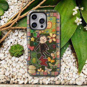 Puede incluir: Funda de teléfono decorativa con un diseño caprichoso. Presenta un mono, una rana, mariposas y flores sobre un fondo verde, con un borde de patchwork. También incluye el texto "I love you".