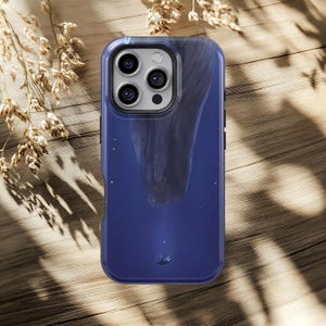 Pode incluir: Uma capa de telefone azul com um design de baleia. A capa tem um fundo azul escuro com uma ilustração de baleia no centro. A capa tem um acabamento brilhante e foi projetada para caber em um smartphone. A capa tem um pára-choques de proteção.