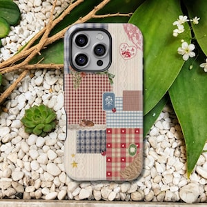 Può includere: Custodia per telefono con motivo patchwork. Presenta un mix di motivi, tra cui quadretti vichy e trecce, in rosso, blu e crema. Sono inclusi piccoli elementi decorativi come un cuore e stelle.