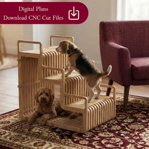 Puede incluir: Una escalera de madera para mascotas con dos perros. La escalera tiene tres niveles y un asa en la parte superior. Un perro está subiendo los escalones, mientras que el otro descansa en el escalón inferior. Los escalones están sobre una alfombra estampada.