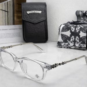 Óculos quadrados transparentes com luz azul e detalhe de cruz dourada – Armação moderna gótica unissex