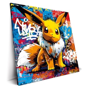 Puede incluir: Una vibrante impresión en lienzo con un personaje Eevee estilizado en un estilo graffiti. La obra de arte muestra un Eevee amarillo con un cuello blanco esponjoso, sobre un fondo de graffiti colorido. El tema general es la cultura pop.