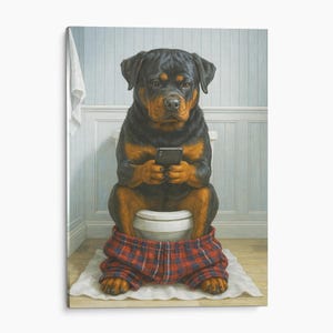 Könnte beinhalten: Ein Rottweiler mit schwarzem und lohfarbenem Fell sitzt auf einer weißen Toilette und hält ein schwarzes Smartphone in den Pfoten. Der Hund trägt eine rot-blau karierte Boxershorts um die Knöchel. Der Hintergrund zeigt eine hellblaue Wand.