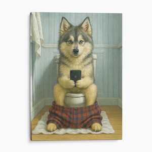 Pode incluir: Uma impressão de arte de parede apresentando um cão husky de pelagem cinza e bege sentado em um vaso sanitário. O cão segura um smartphone preto com ambas as patas dianteiras. O cão veste cuecas boxer xadrez vermelhas e azul-marinho abaixadas.