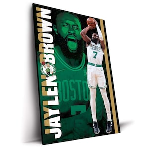 Puede incluir: Impresión en lienzo con el jugador de baloncesto Jaylen Brown con el uniforme de los Boston Celtics. La imagen tiene una combinación de colores verde y negro con las palabras "JAYLEN BROWN" en oro y blanco. Brown se muestra lanzando un balón de baloncesto.