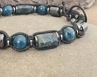 Bracciale protettivo da uomo con radicamento. Gioielli rilassanti in stile surfista con apatite ed ematite. Regalo di compleanno per un uomo.