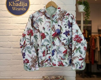Chaqueta con bolsillo de parche floral bohemio, capa acolchada con estampado botánico y abrigo de estilo artesanal.