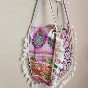 Boho broderad tygväska, handgjord blommig boho axelväska, etnisk festivalväska med tofsar, vintage hippieväska, hantverksväska bild 2