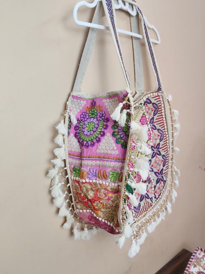 Boho broderad tygväska, handgjord blommig boho axelväska, etnisk festivalväska med tofsar, vintage hippieväska, hantverksväska bild 2