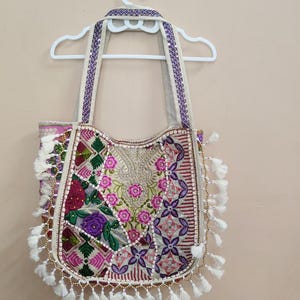Boho broderad tygväska, handgjord blommig boho axelväska, etnisk festivalväska med tofsar, vintage hippieväska, hantverksväska bild 6