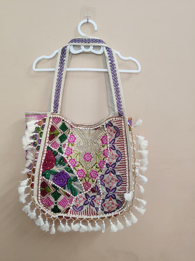 Boho broderad tygväska, handgjord blommig boho axelväska, etnisk festivalväska med tofsar, vintage hippieväska, hantverksväska bild 6
