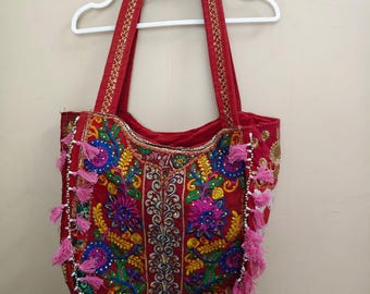 Boho broderad tygväska, handgjord etnisk axelväska, röd festivalväska med tofs, vintage textillappväska, unik boho present