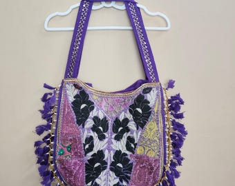 Boho broderad lapptäcke axelväska, lila tofs hippieväska, handgjord boho axelväska, festivaletnisk tote-väska