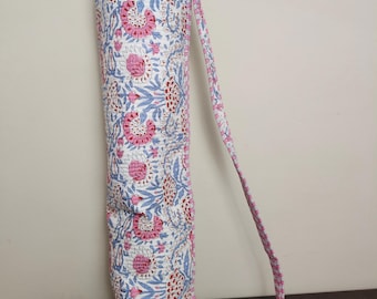 Bolsa acolchada blanca con estampado floral para esterilla de yoga, con bolsillo con cremallera, correa ajustable, portaesterilla de algodón, bandolera para pilates hecha a mano.