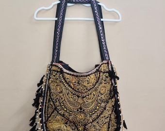 Boho broderad tygväska, handgjord etnisk axelväska, svartguldväska med tofsar, vintage textillappväska, unik boho present