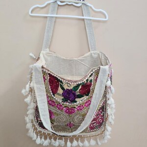 Boho broderad tygväska, handgjord blommig boho axelväska, etnisk festivalväska med tofsar, vintage hippieväska, hantverksväska bild 4