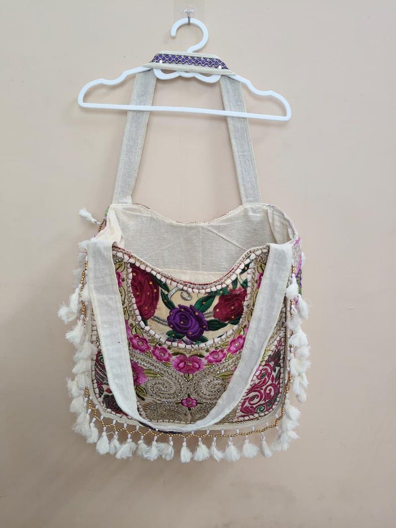 Boho broderad tygväska, handgjord blommig boho axelväska, etnisk festivalväska med tofsar, vintage hippieväska, hantverksväska bild 4