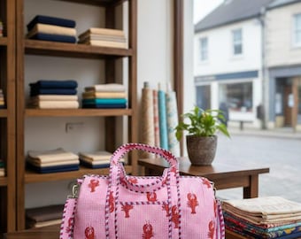 Bolsa de lona acolchada rosa con estampado de langosta roja, bolsa de viaje de algodón hecha a mano, bolsa de fin de semana, bolsa de noche, correa ajustable, regalo para ella