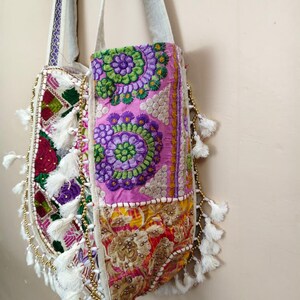 Boho broderad tygväska, handgjord blommig boho axelväska, etnisk festivalväska med tofsar, vintage hippieväska, hantverksväska bild 3