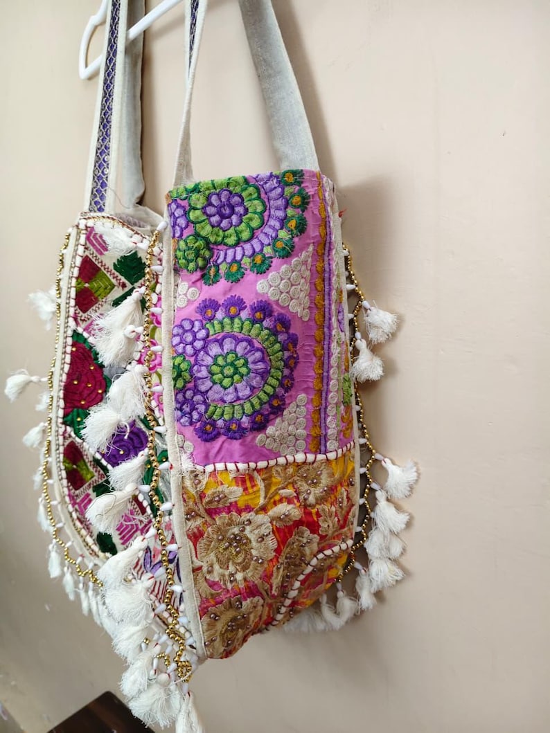 Boho broderad tygväska, handgjord blommig boho axelväska, etnisk festivalväska med tofsar, vintage hippieväska, hantverksväska bild 3