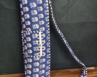 Bolsa acolchada para esterilla de yoga con diseño floral azul, bolsillo con cremallera, correa ajustable de algodón, bandolera para pilates hecha a mano.