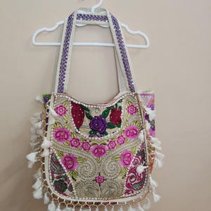 Boho broderad tygväska, handgjord blommig boho axelväska, etnisk festivalväska med tofsar, vintage hippieväska, hantverksväska bild 1