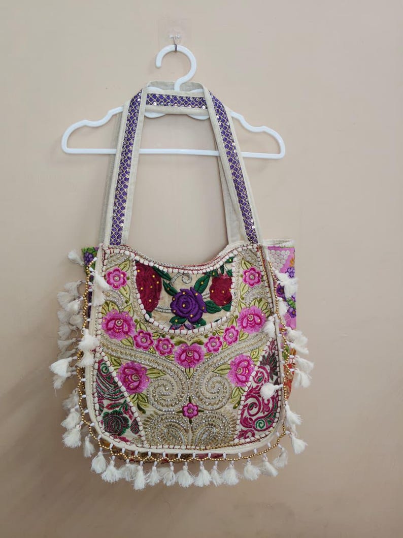 Boho broderad tygväska, handgjord blommig boho axelväska, etnisk festivalväska med tofsar, vintage hippieväska, hantverksväska bild 1