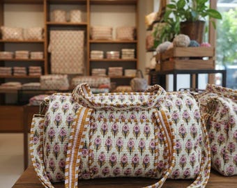 Bolso de viaje acolchado con estampado artesanal de Jaipuri, bolso de fin de semana de algodón sostenible, bolso de viaje floral con bandolera, bolso bohemio de estética india.