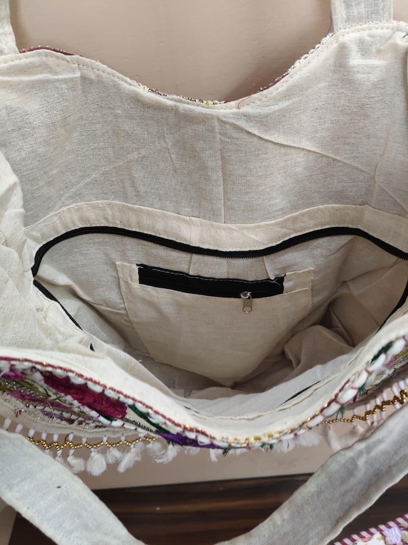 Boho broderad tygväska, handgjord blommig boho axelväska, etnisk festivalväska med tofsar, vintage hippieväska, hantverksväska bild 5