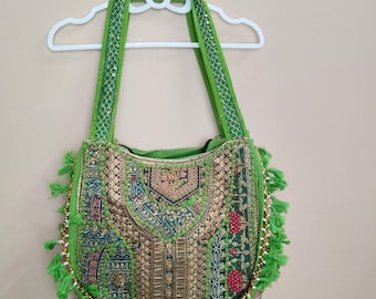 Grön bohemisk broderad tygväska, vintage-handväska i tribal stil, axelväska i etnisk festivalstil, bohemisk handväska med tofs, handgjord zigenarväska
