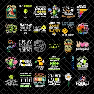 Könnte beinhalten: Eine Sammlung von Pickleball-Motiven auf schwarzem Hintergrund. Die Designs zeigen Pickleball-Schläger, Bälle und humorvolle Texte. Die Bilder sind in verschiedenen Farben und Stilen gehalten, geeignet für Kleidung oder Accessoires.