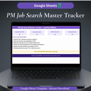 Peut inclure: Un ordinateur portable affiche un modèle Google Sheets intitulé "PM Job Search Master Tracker". L'écran présente des sections pour les candidatures envoyées, les entretiens et les offres. Des instructions sont listées. Le modèle est conçu pour suivre la recherche d'emploi.