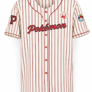 Peut inclure: Maillot de baseball crème avec des rayures verticales rouges. Il comporte le mot "Pokémon" en script rouge sur la poitrine, ainsi que divers écussons de personnages et la lettre "P". Chemise boutonnée à manches courtes.