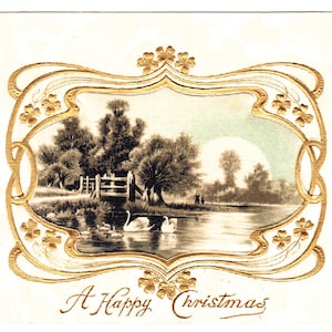 Puede incluir: Tarjeta de Navidad vintage con una escena de paisaje de un lago con cisnes, árboles y una valla, enmarcada por un borde dorado ornamentado con detalles florales. Las palabras "A Happy Christmas" están escritas en una elegante caligrafía.