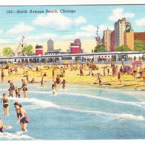 Puede incluir: Postal vintage de North Avenue Beach en Chicago, que muestra una concurrida escena de playa con gente nadando y tomando el sol. La imagen incluye un edificio largo, rascacielos y el texto "193-North Avenue Beach, Chicago".