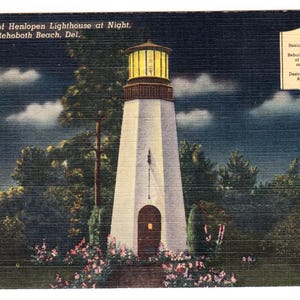 Puede incluir: Postal vintage que muestra una réplica del faro de Henlopen por la noche en Rehoboth Beach, Delaware. El faro blanco tiene una linterna amarilla. La imagen incluye texto sobre la historia y destrucción del faro.