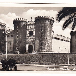 Puede incluir: Postal antigua en blanco y negro del castillo Maschio Angioino en Nápoles, Italia. La imagen muestra las torres del castillo, la entrada arqueada y las murallas. El texto "Napoli - Maschio Angioino" es visible en la parte inferior.