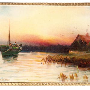 Puede incluir: Postal vintage que representa un sereno paisaje acuático al atardecer. Un velero verde con dos figuras navega sobre el agua, con un cielo colorido y una pintoresca cabaña. La postal está enmarcada en oro y tiene el texto "The Close of Day".