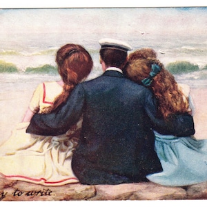 Puede incluir: Ilustración de postal vintage de tres personas sentadas en una orilla rocosa, mirando al mar. Un hombre con chaqueta azul marino y sombrero blanco abraza a dos mujeres. Las mujeres visten vestidos amarillos y azules. Texto: "Too busy to write."