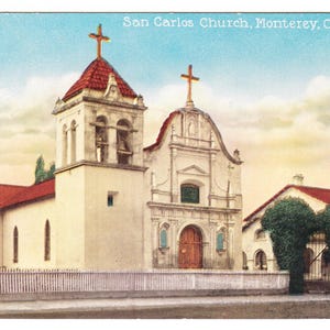 Könnte beinhalten: Vintage Postkarte mit der San Carlos Church in Monterey, Kalifornien. Die Kirche hat eine cremefarbene Fassade, ein rotes Ziegeldach und ein Kreuz auf dem Glockenturm. Der Himmel ist blau mit Wolken, und ein weißer Zaun umrandet das Bild.