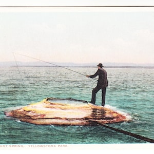 Może przedstawiać: Vintage pocztówka przedstawiająca mężczyznę łowiącego ryby z formacji skalnej w jeziorze. Woda jest turkusowa, a niebo blado niebieskie. Tekst na dole brzmi "Fish Pot Hot Spring, Yellowstone Park."