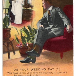 Peut inclure: Illustration de carte postale vintage représentant un homme en costume gris assis dans un fauteuil rouge, regardant pensivement sur le côté. En arrière-plan, une mariée en robe blanche est assistée. Le texte "ON YOUR WEDDING DAY" est en bas.