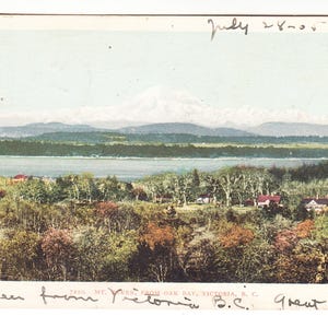 Puede incluir: Un juego de tres tazas de cerámica con acabado mate moteado. Las tazas son en tonos crema, gris claro y gris oscuro. Cada taza tiene un diseño simple y minimalista.